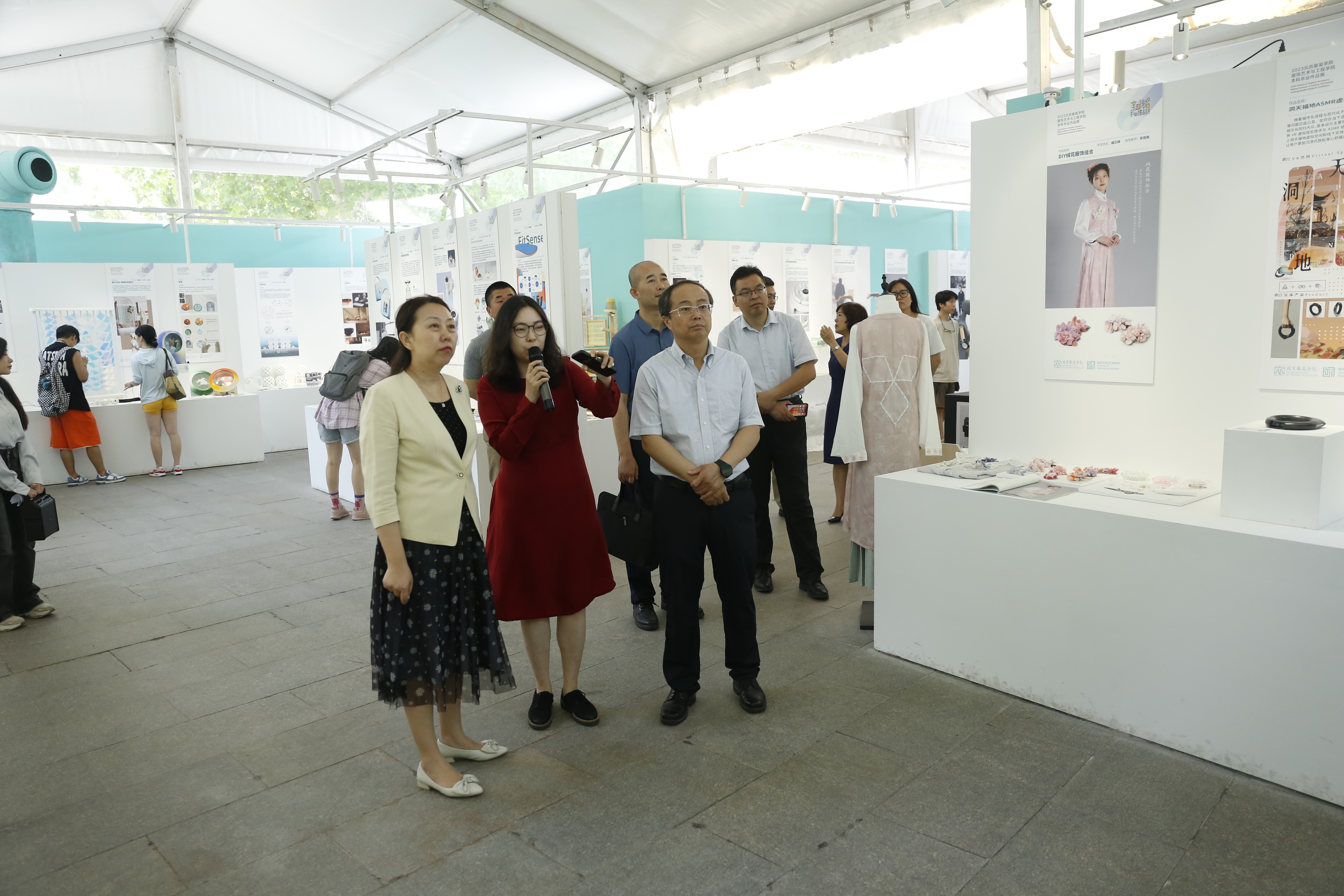 參觀北京服裝學(xué)院2023屆本科畢業(yè)作品展.JPG