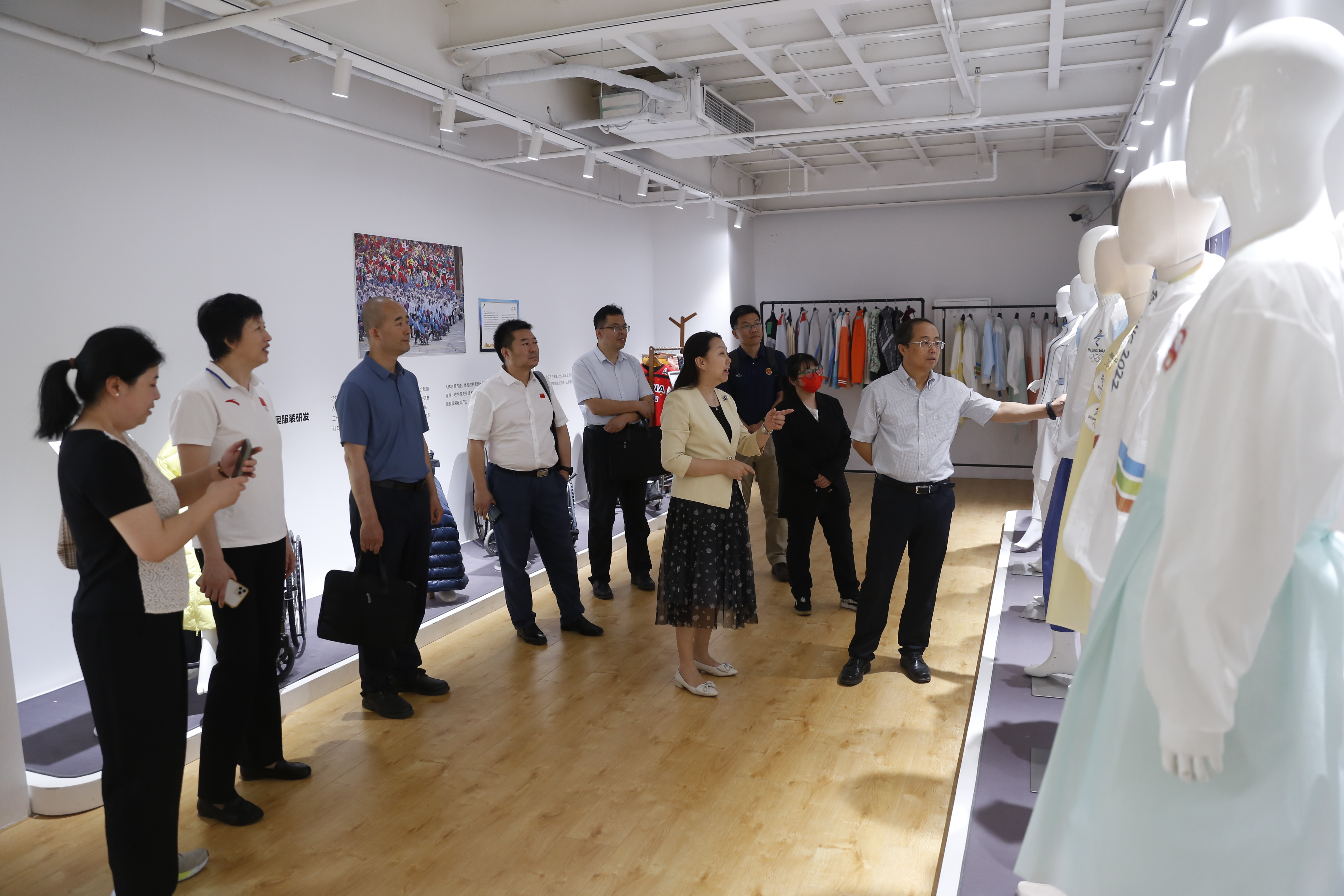 參觀“為人民而設(shè)計”——北京服裝學(xué)院服務(wù)國家重大項目服裝設(shè)計成果展.JPG