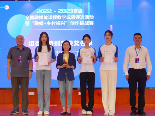 圖2 騰沖市委書(shū)記馬子興（右一）頒發(fā)組委會(huì)特別獎(jiǎng)_副本.jpg